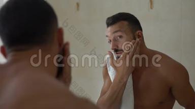 男人在浴室用洗后水洗脸，防止<strong>皮肤干燥</strong>